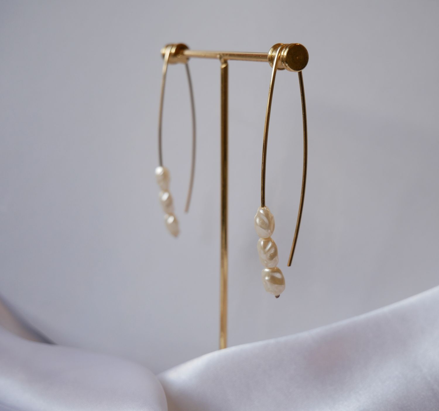 Golden Tide Earrings | Freshwater Pearl Dangle Earrings | Gold Wire | Minimalist Coastal Jewelry | Elegant Ocean-Inspired Gift