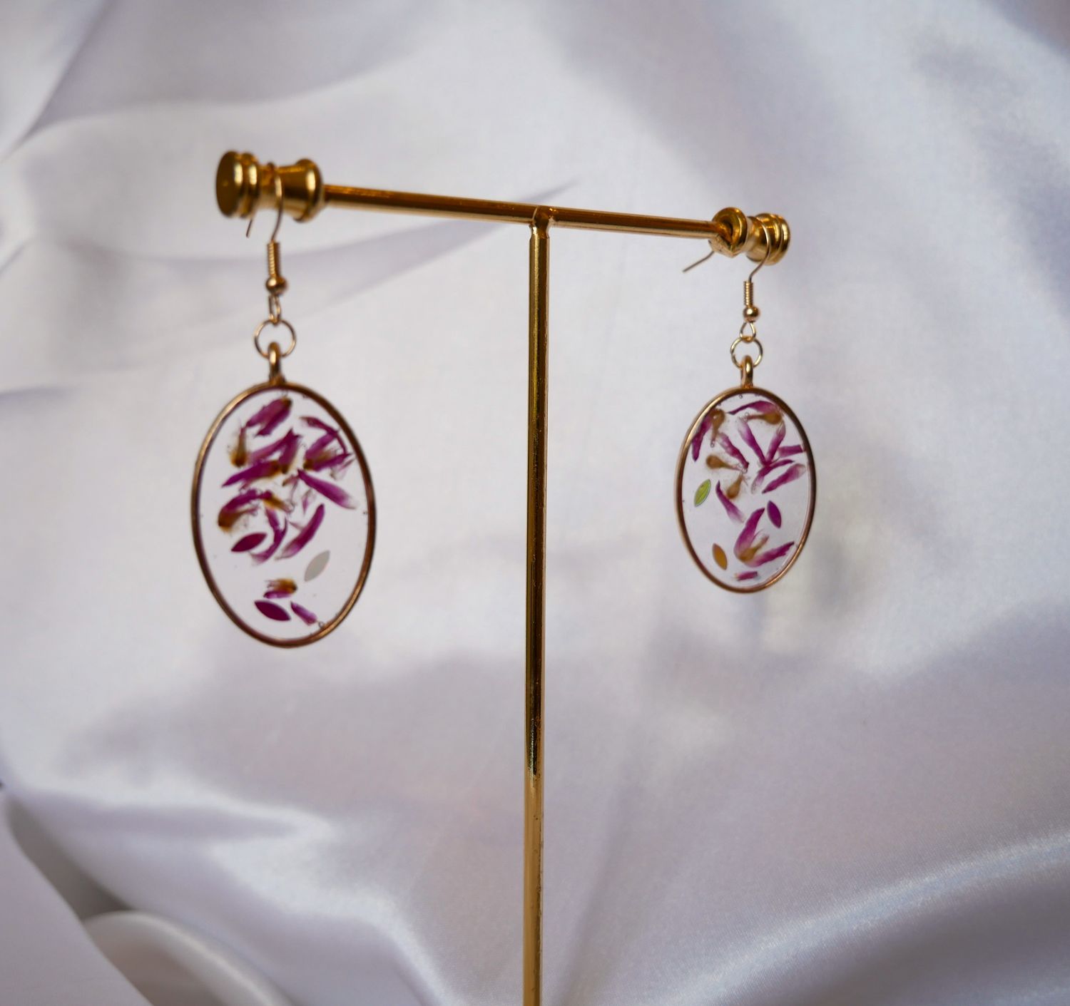 Catch Me If You Can – Dried Gomphrena Flower Earrings | Iridescent Resin Jewelry | Oval Gold Boho Earrings | Handmade Nature Gift