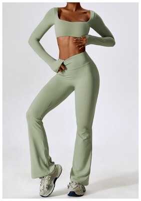 Kvinne i ZenFlex sømløst yoga sett i mintgrønn, fremhever en aktiv livsstil.