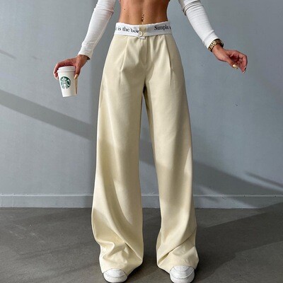 Model i afslappede, elfenbensfarvede højtaljede bukser med snøre fra KlesButikk.net