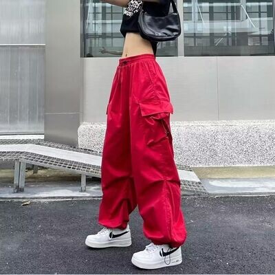 Kvinde i røde TrendWiden bredbenede bukser, afslappet og trendy