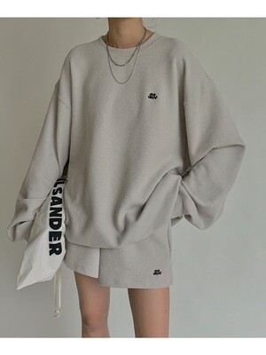 Modell i en komfortabel beige vaffel-strikk genser og shorts sett fra KlesButikk