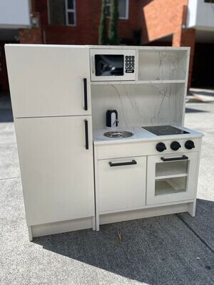 Cocinita funcional con refri