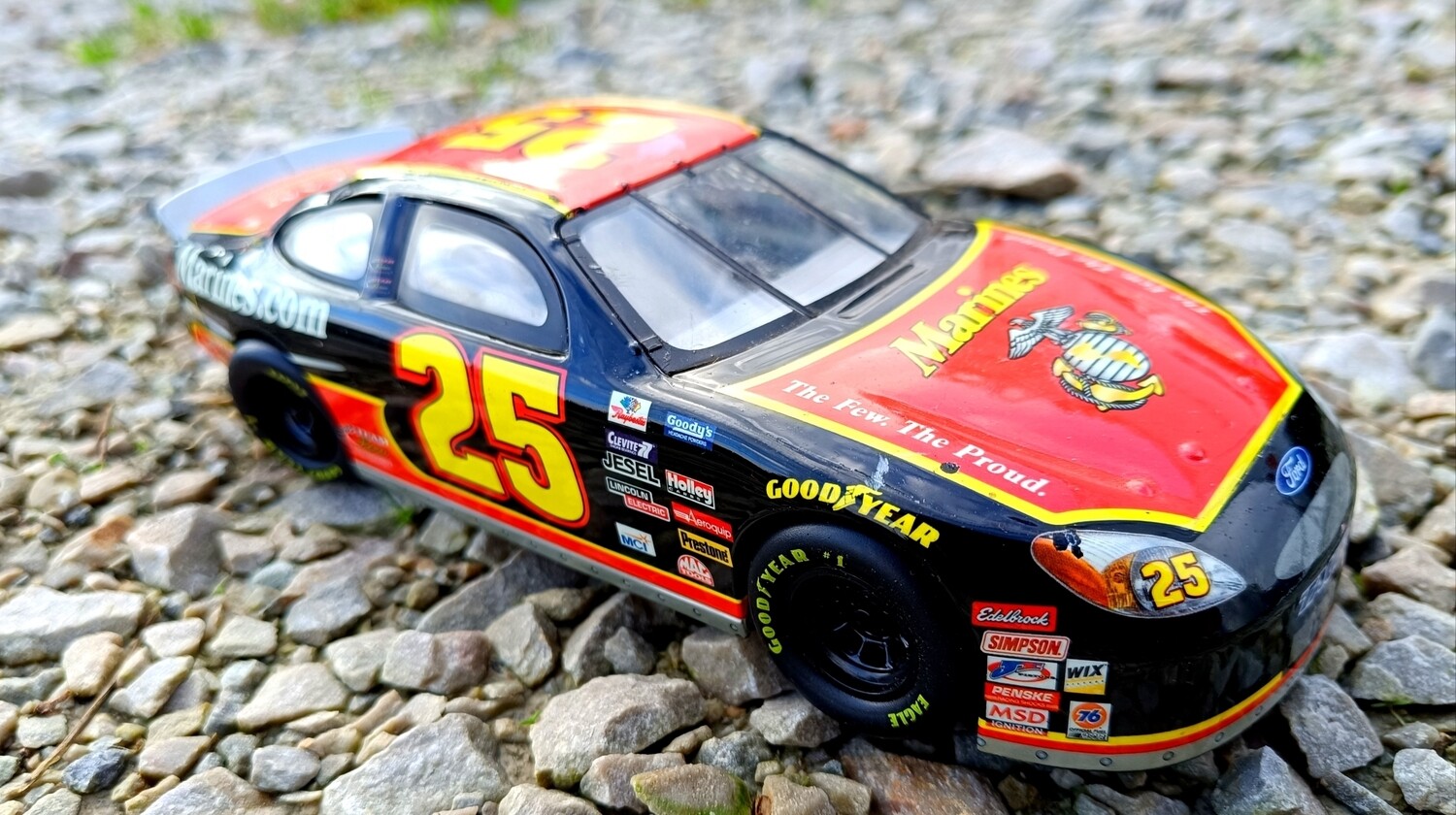 VOITURE NASCAR FORD MARINES 1/24
