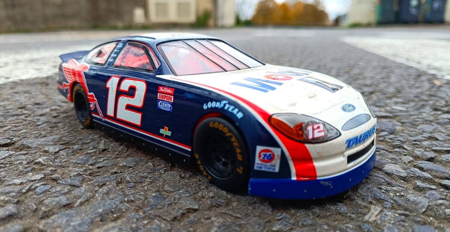 VOITURE NASCAR FORD 1/24