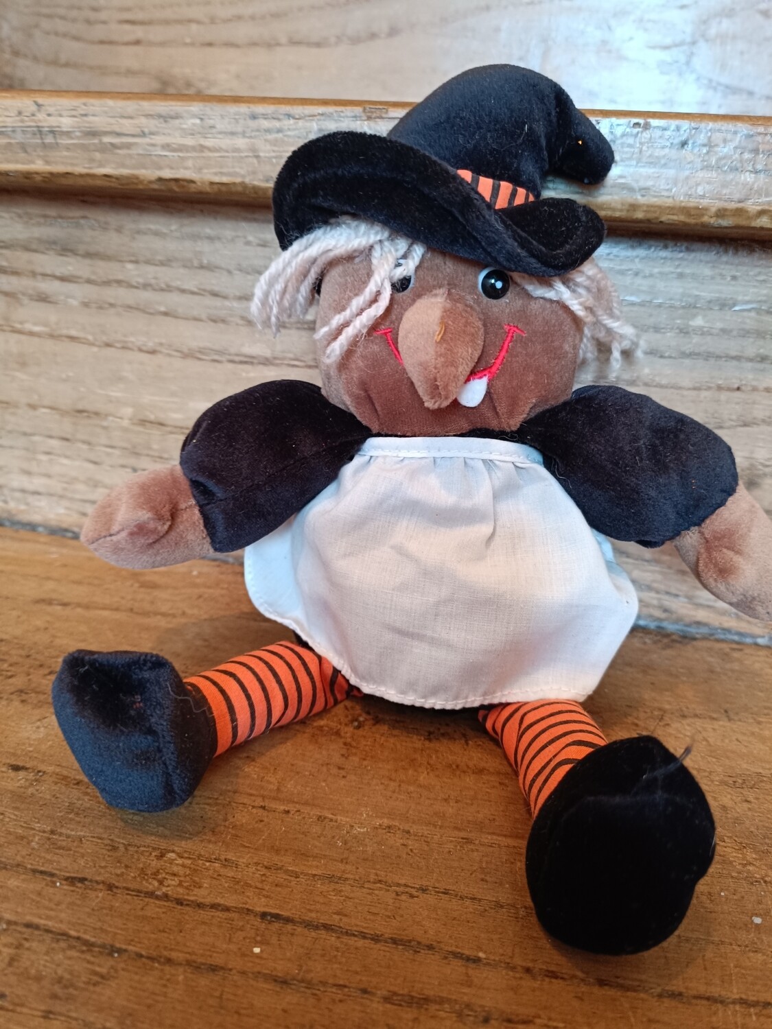 SORCIÈRE D&#39;HALLOWEEN EN PELUCHE