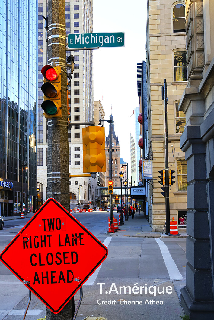 PHOTO DANS UNE RUE DE MILWAUKEE (WISCONSI), MILWAUKEE: TIRAGE 30X40 SUR PAPIER MAT STYLE AFFICHE