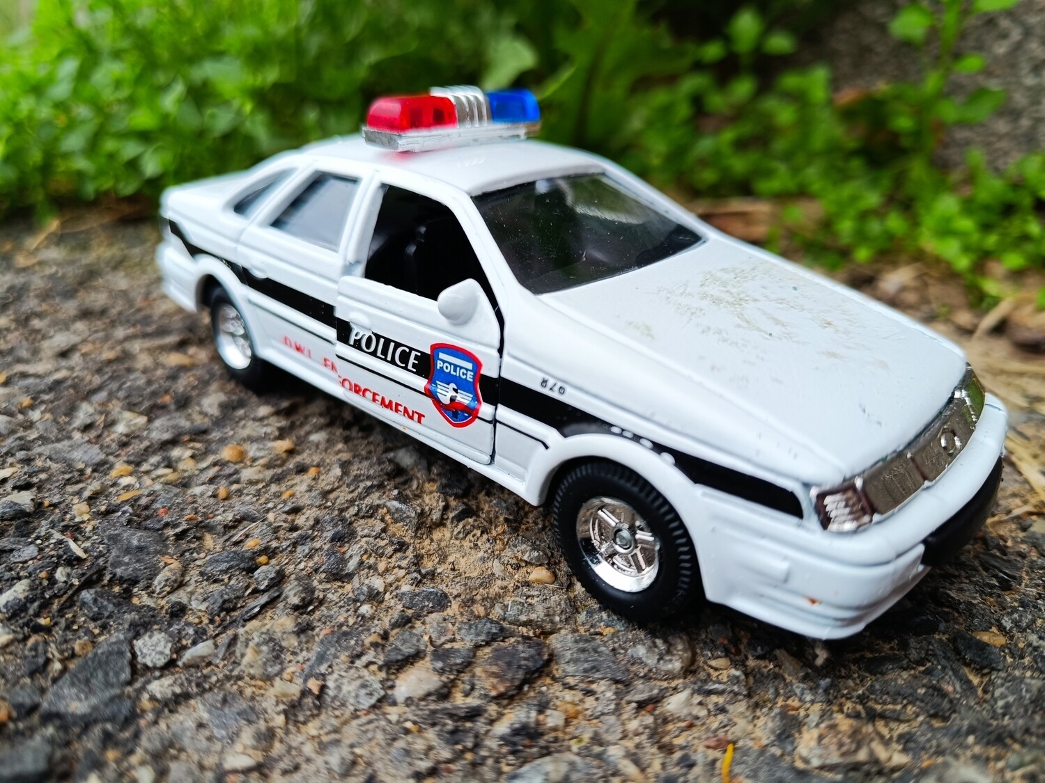 VOITURE DE POLICE ÉCHELLE 1/46