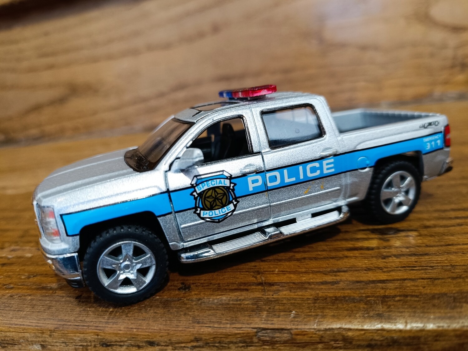 VOITURE DE POLICE CHEVROLET SILVERADO 1/46