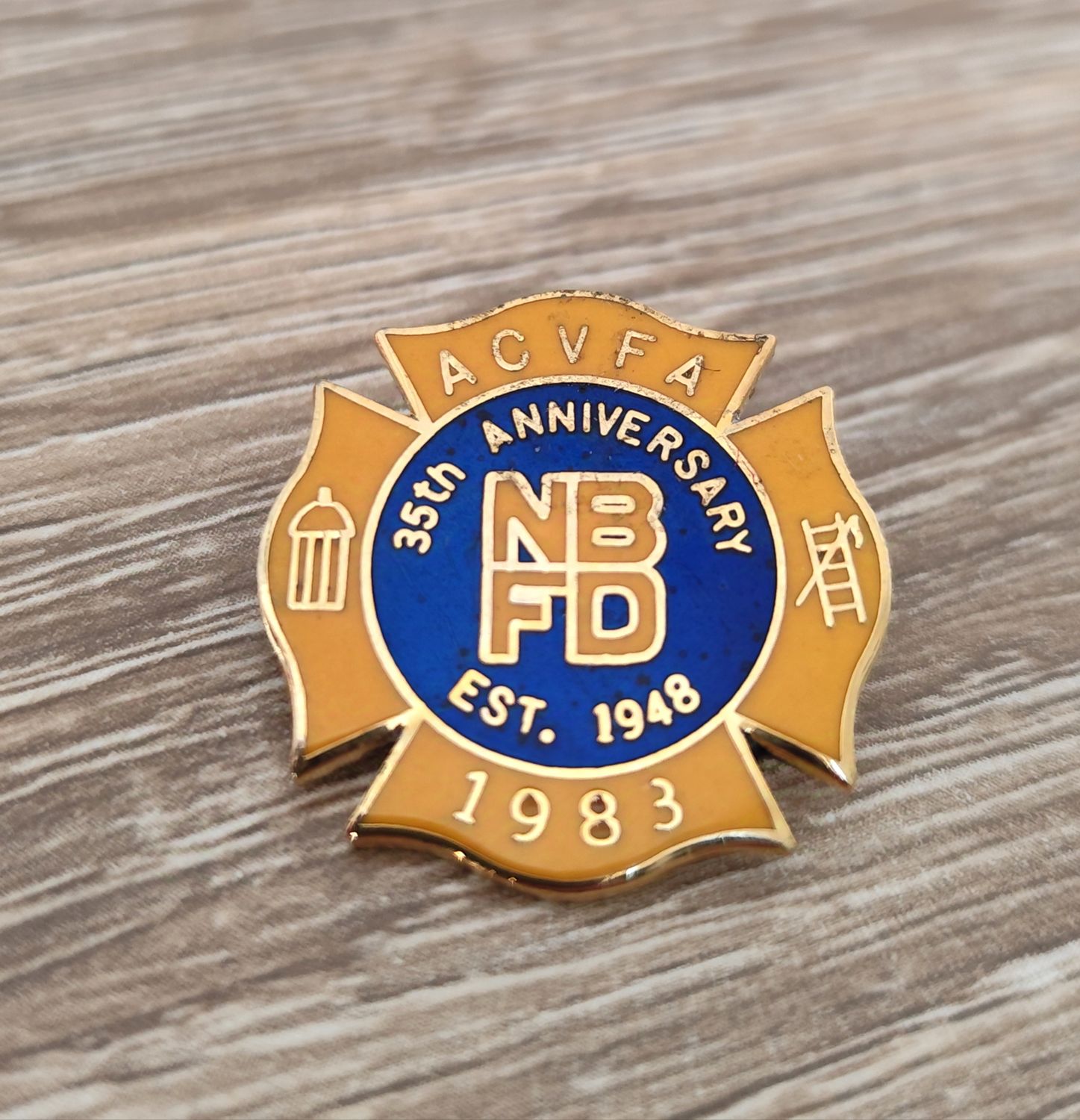 PIN&#39;S 35 ème ANNIVERSAIRE NB FIRE DÉPARTEMENT