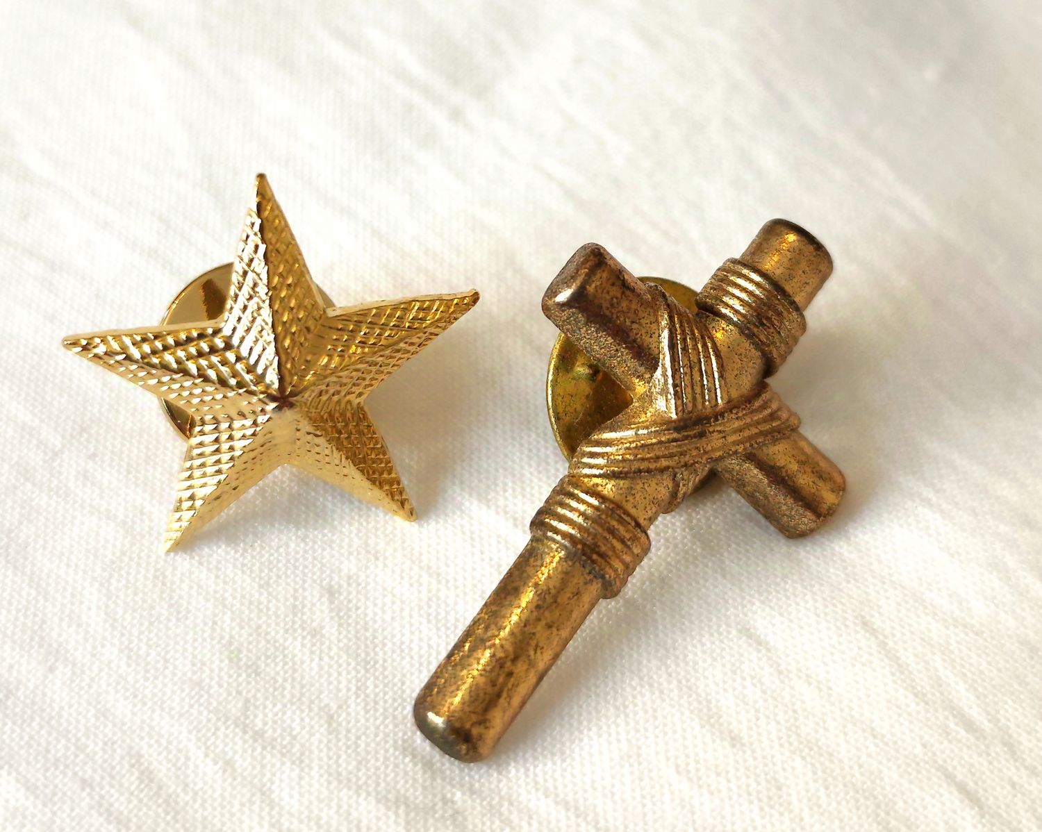 PIN&#39;S CROIX+ ÉTOILE