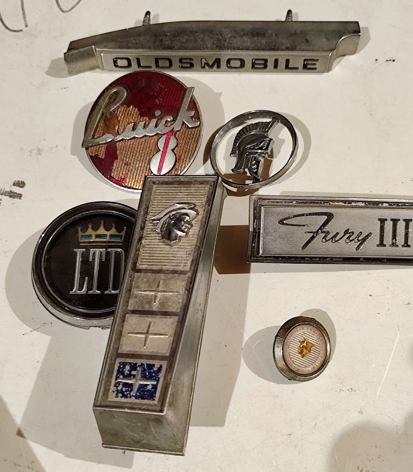 LOT D&#39;EMBLÈMES DE VOITURES VINTAGES