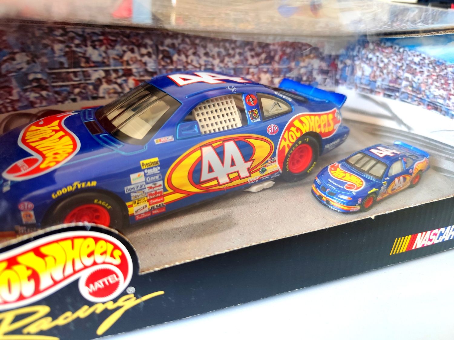 NASCAR HOT WHEELS AVEC LA PETITE