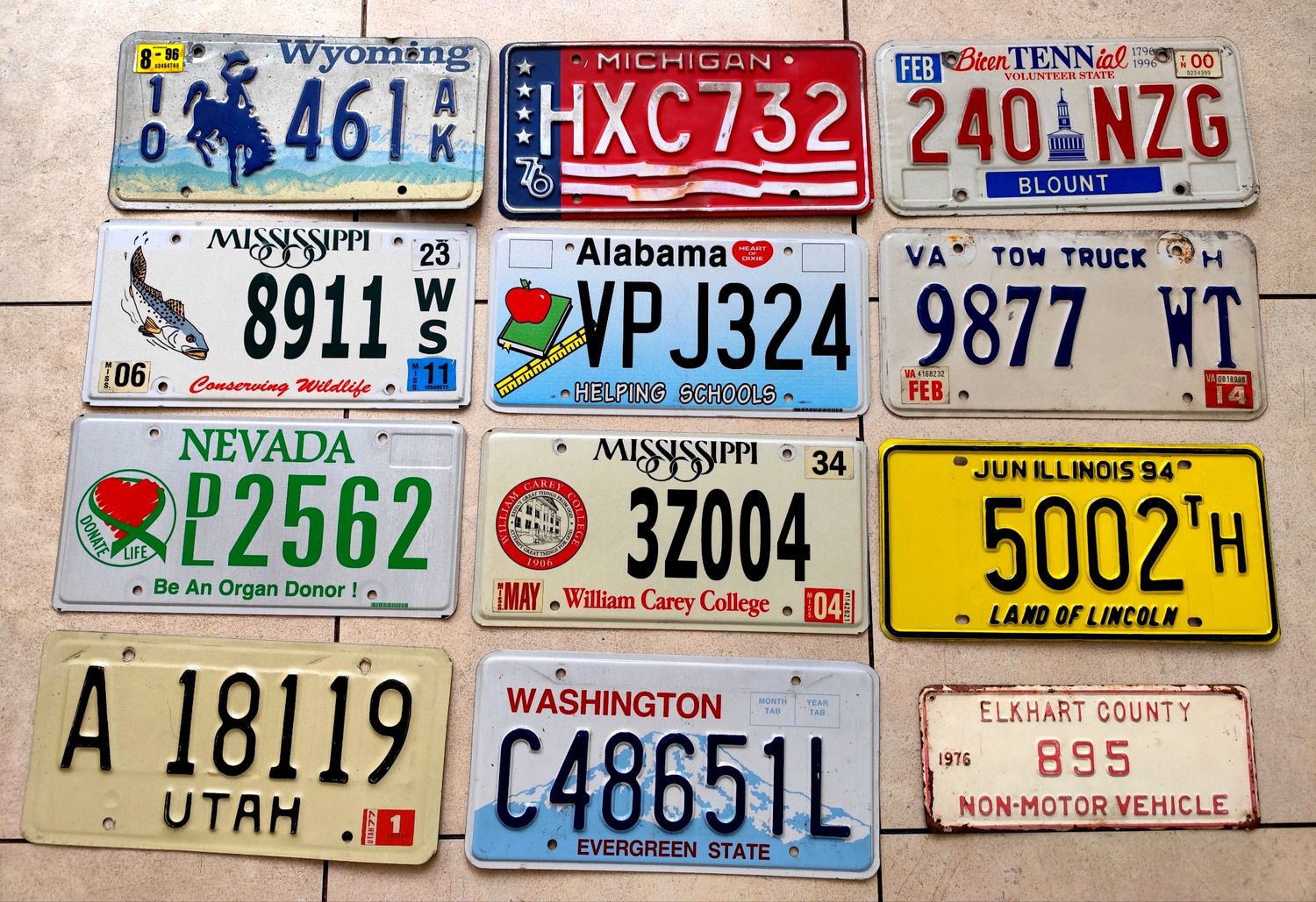LOT DE 12 PLAQUES