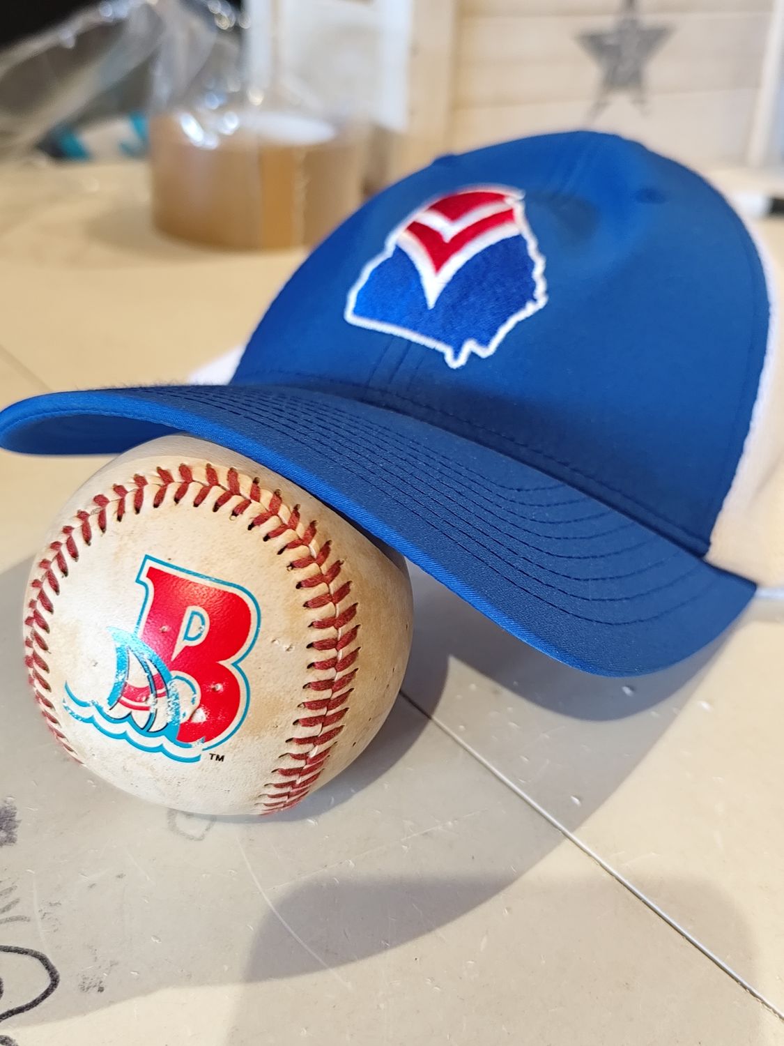 LOT CASQUETTE PLUS BALLE DE BASEBALL