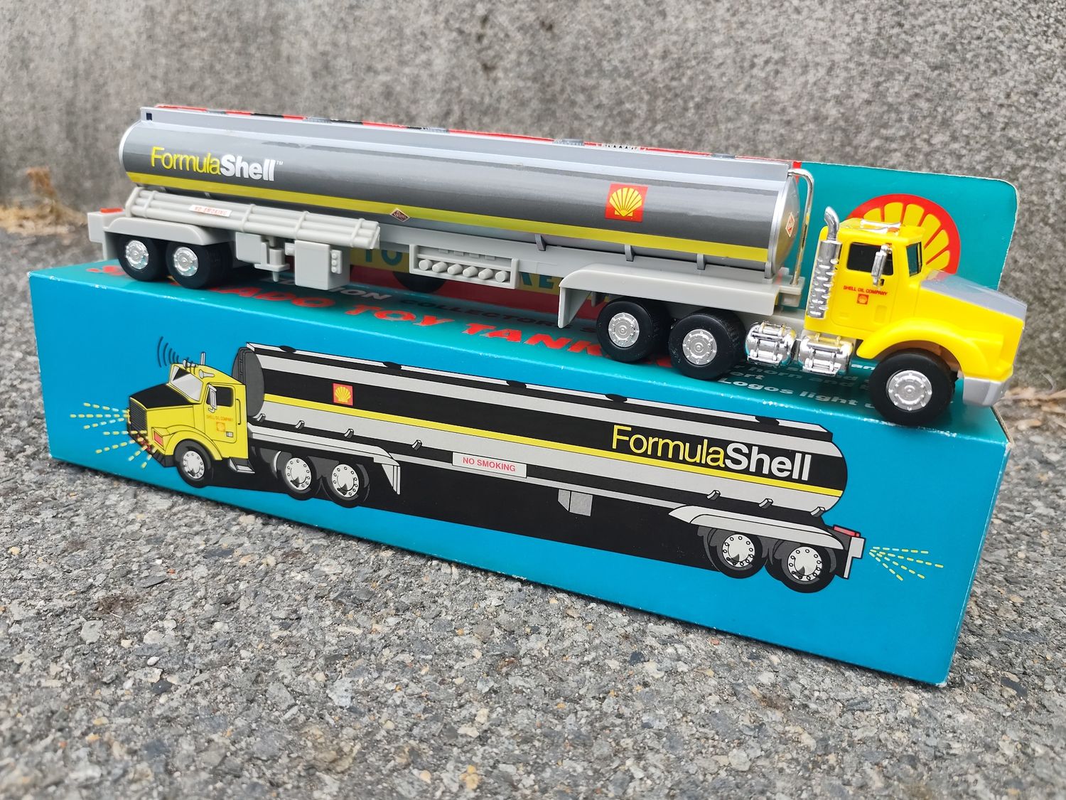TRUCK TOY TANKER SHELL DANS SA BOÎTE
