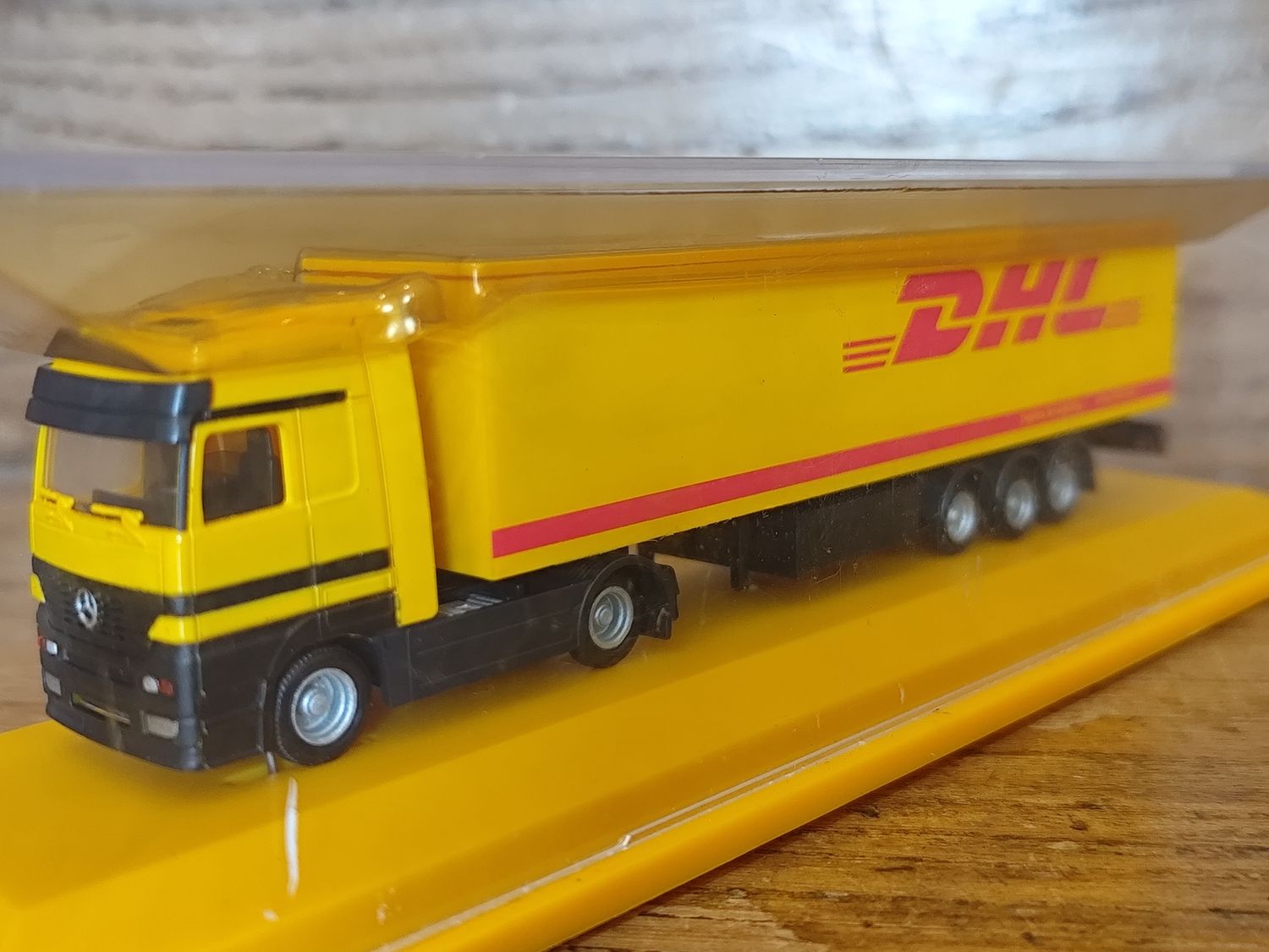 TRUCK DHL MERCEDES