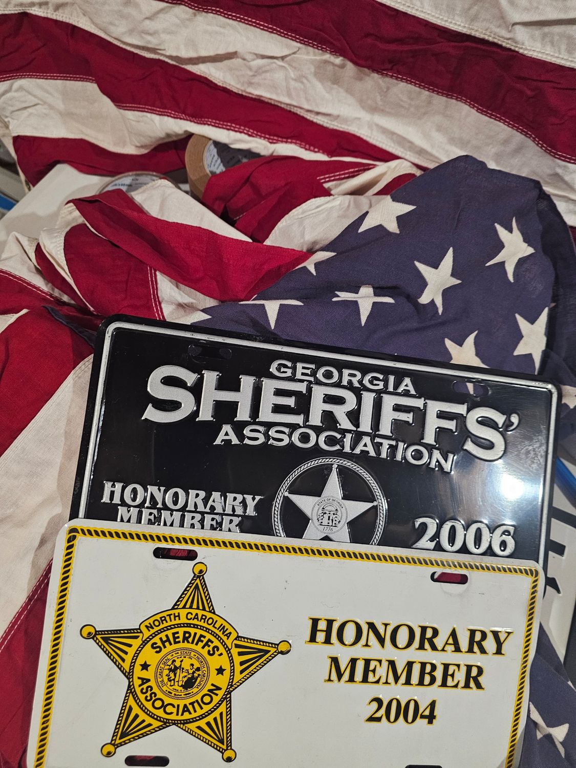 2 PLAQUES SHÉRIFF + DRAPEAU POUR MARLENE