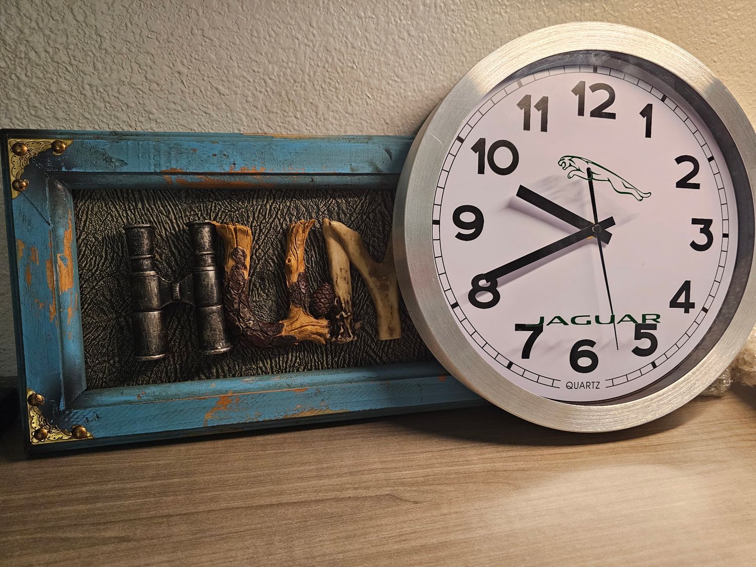 LOT D'OBJETS US ( HORLOGE JAGUAR ET CADRE HUNTING)