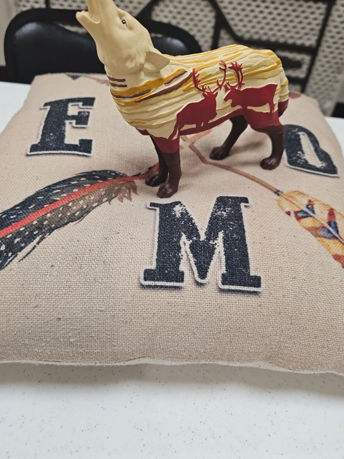 POUR NANOU ( COUSSIN  + LOUP )