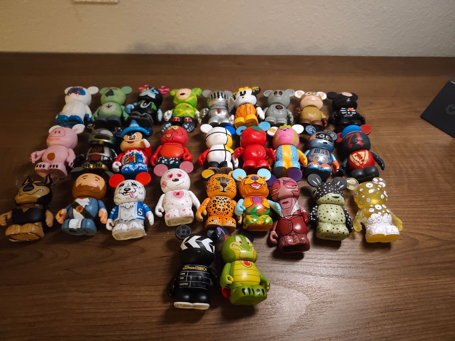 LOT FIGURINE  ( POUR ALEX)