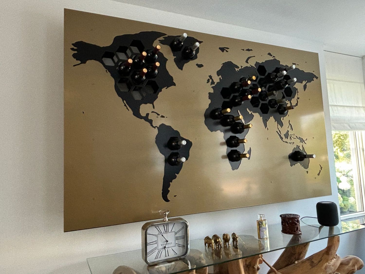 SPECIALE AANBIEDING :  kosteloze montage indien wijnrek is besteld in de  maanden juli en augustus.​ (in Nederland, excl de Waddeneilanden)    Het wijnrek met de vorm van de wereldkaart heeft een buitenwerkse maat van ca. 200 cm x 120 cm x 19 cm. (br