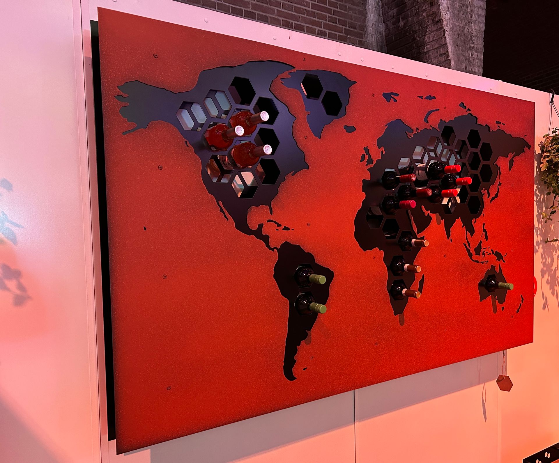 SPECIALE AANBIEDING : kosteloze montage indien wijnrek is besteld in de maanden juli en augustus. (in Nederland, excl de Waddeneilanden) Het wijnrek met de vorm van de wereldkaart heeft een buitenwerkse maat van ca. 200 cm x 120 cm x 19 cm. (br