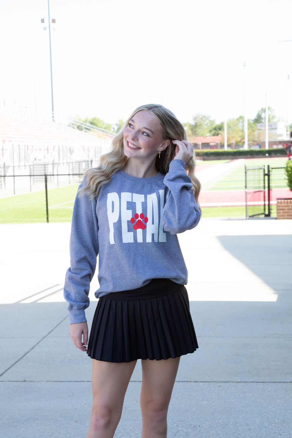 Petal Paw Print Graphic Sweatshirt