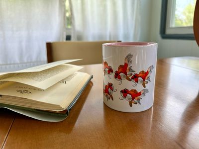Dreamy goldfish mug with pink color Inside