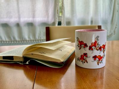 Dreamy goldfish mug with pink color Inside