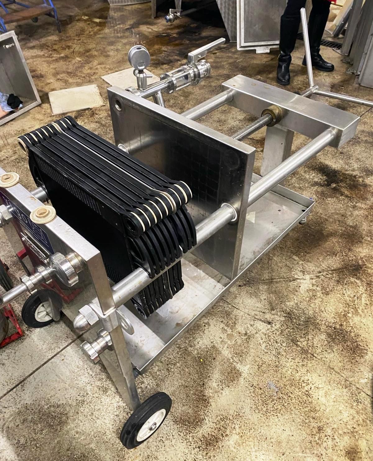 Enotecnica Pillan - 40cm x 40 cm 22 Plate Filter