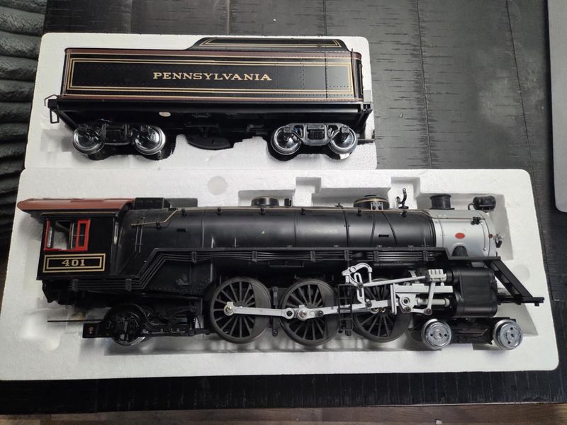 4-6-2 Pacific Locomotive with tender