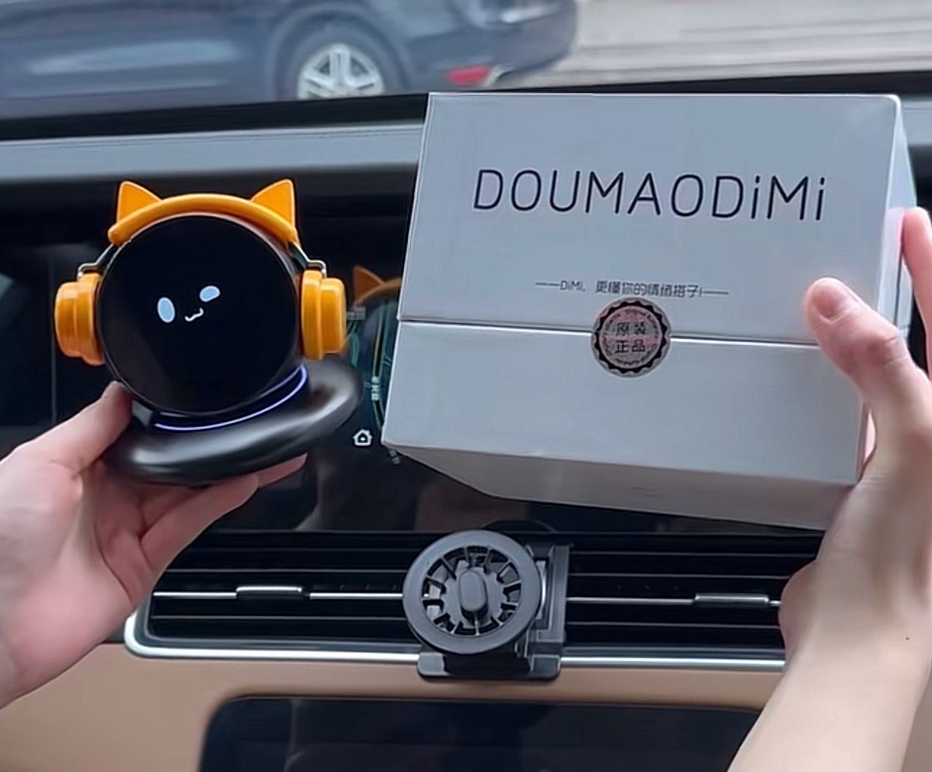 Desktop and in-vehicle dual-use AI smart robot capable of multilingual conversation and emotional support