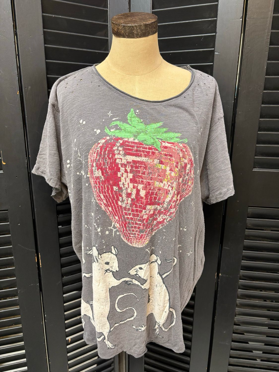 Magnolia Pearl | Discotheque Fraises Tshirt | Top 2663 | Ozzy