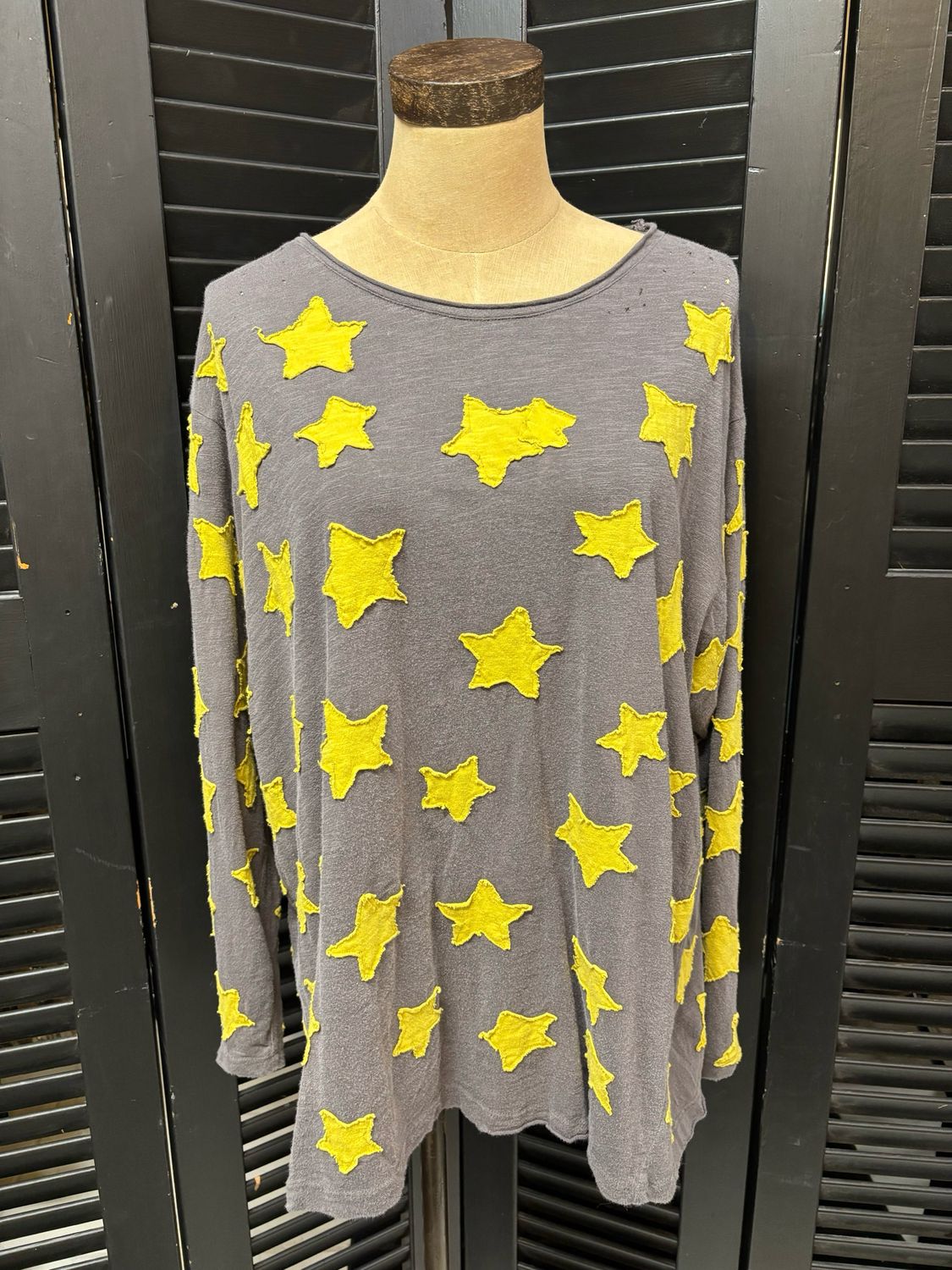 Magnolia Pearl | Star Appliqué Viggo Tshirt | Top 2328 | Bravo