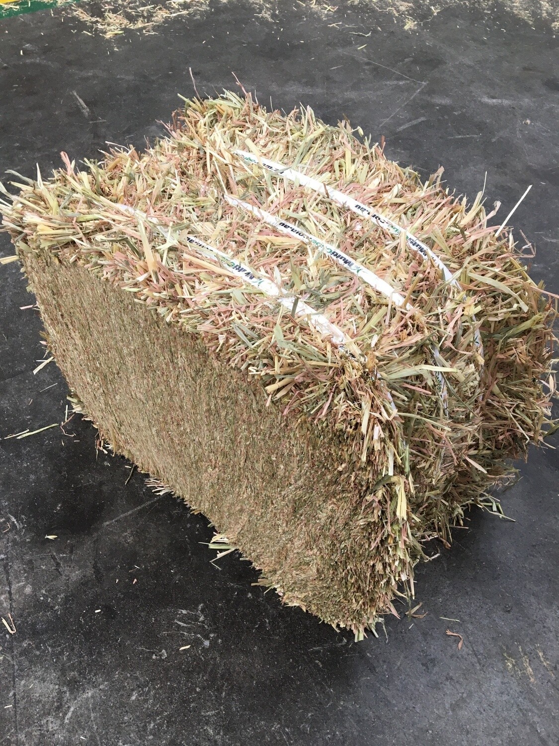 COMPRESSED MEADOW HAY