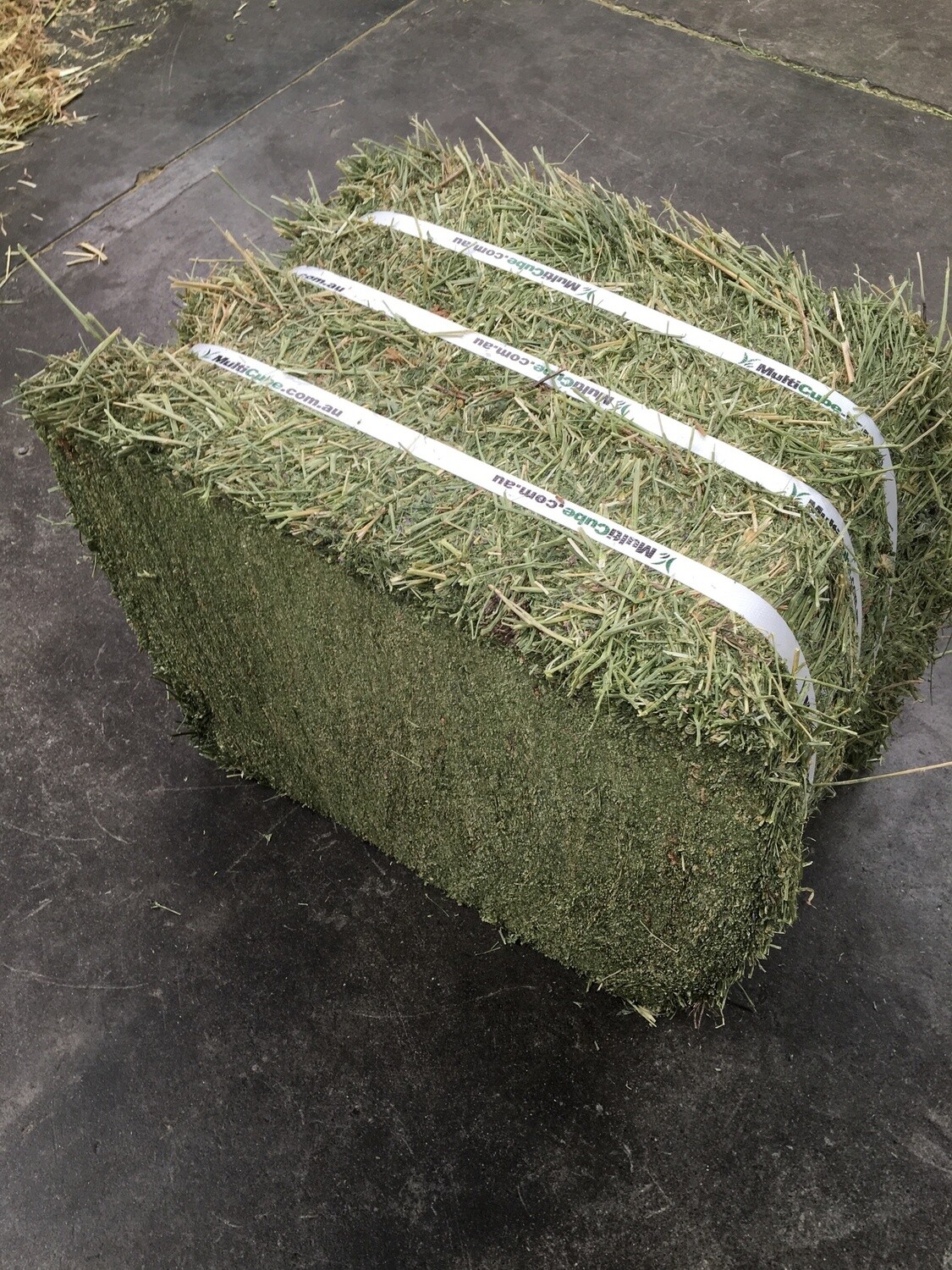 COMPRESSED LUCERNE HAY BALES