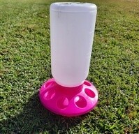 BAINBRIDGE 1KG CHICKEN FEEDER WITH HOLES - PINK