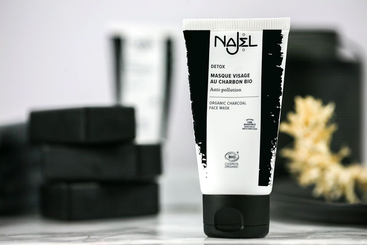 Masque visage au charbon bio