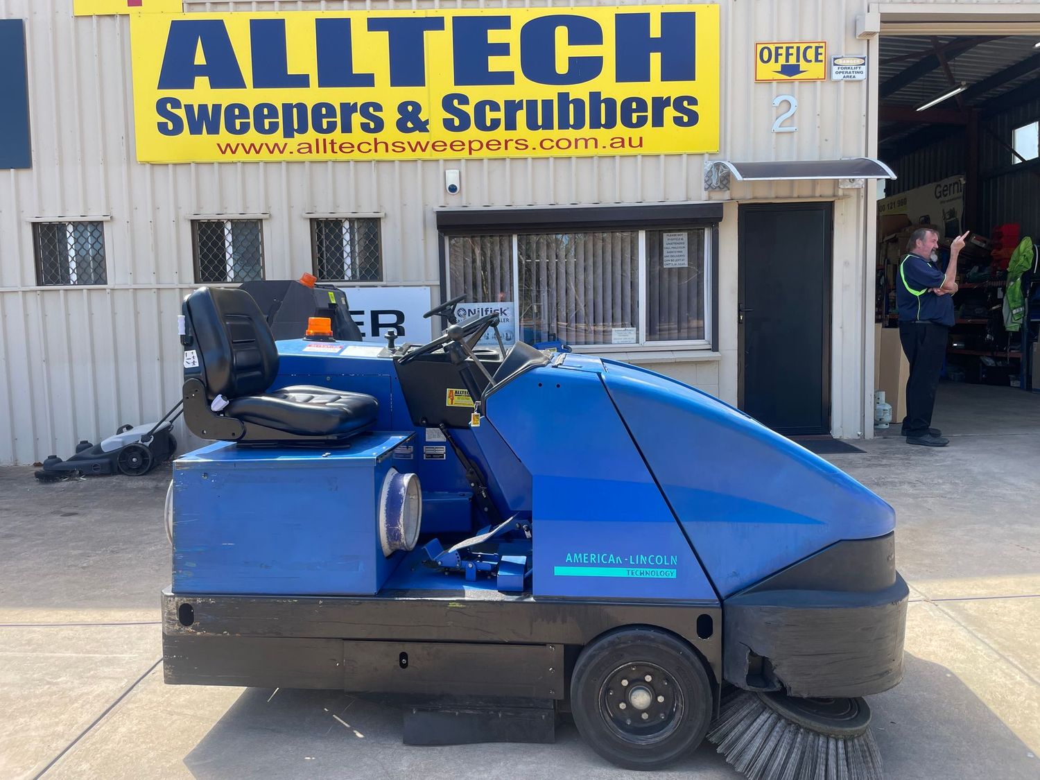 American Lincoln 6150 LPG Powered Industrial Ride  On Sweeper  Ultra LOW 248hrs total BARGAIN ONLY $12,999  +  GST