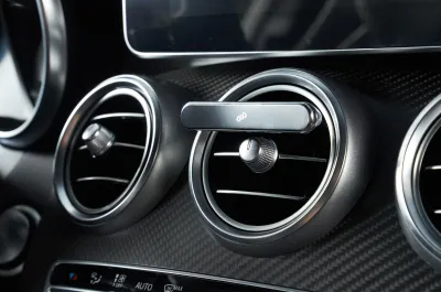In de auto