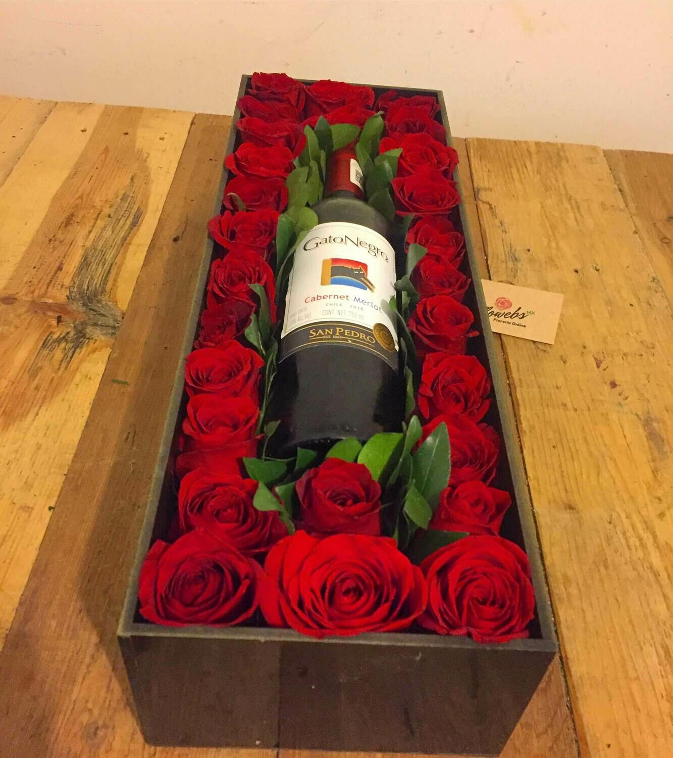 Caja de rosas con vino