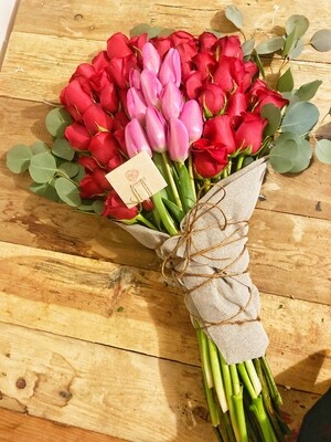 Bouquet de rosas y tulipanes