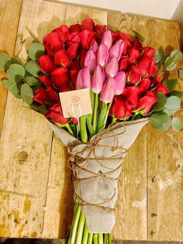 Bouquet de rosas y tulipanes