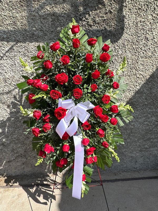 Corona de 50 rosas, con moño y toque blanco