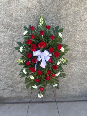 Corona de 24 rosas y Claveles, con moño y toque blanco