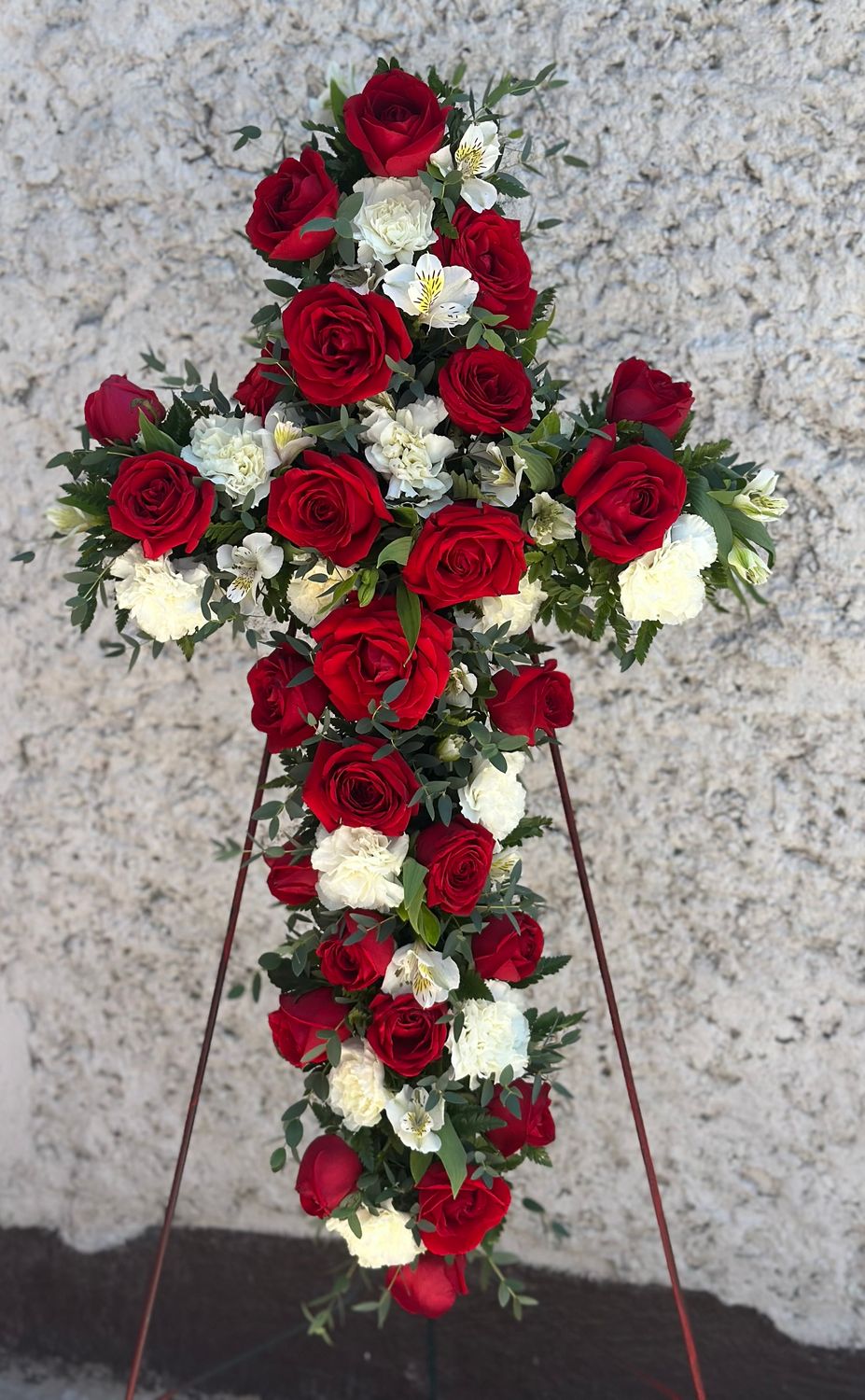 Cruz de 24 rosas y Claveles blancos