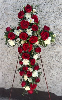 Cruz de 24 rosas y Claveles blancos
