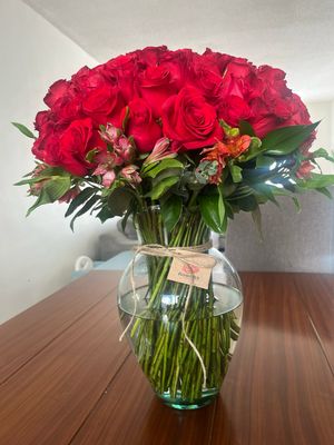 Jarrón con 100 Rosas