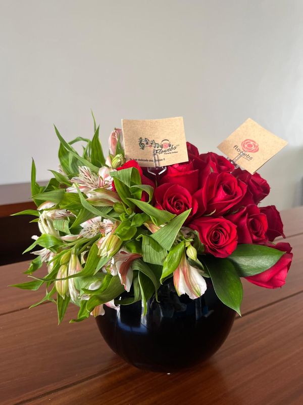 Kahlo - Rosas y Alstromeria